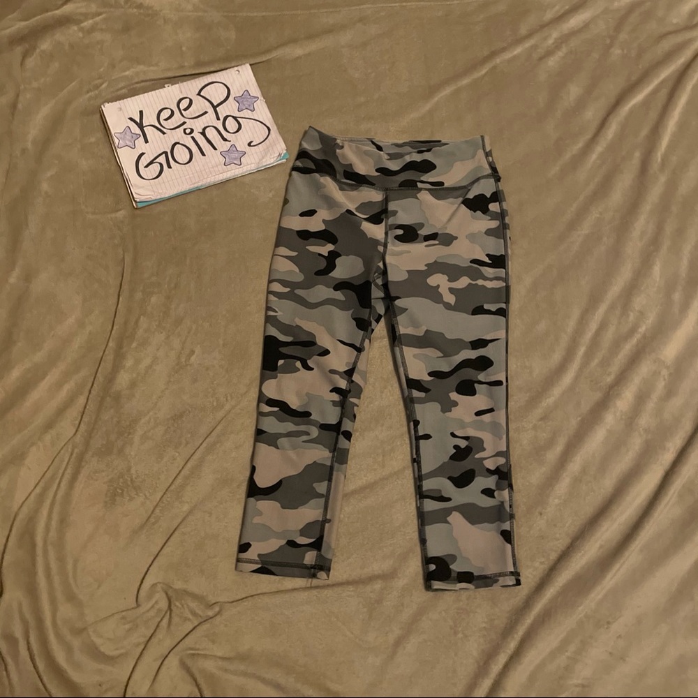 Reactivate camouflage cropped leggings